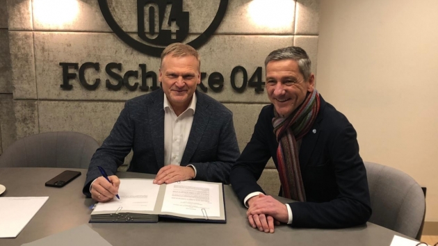 Peter Maly (l.), Bereichsvorstand COO Rewe, und Schalkes Vorstandsvorsitzender Dr. Bernd Schrder bei der Unterzeichnung der Sponsoring-Vereinbarung - Quelle: Rewe